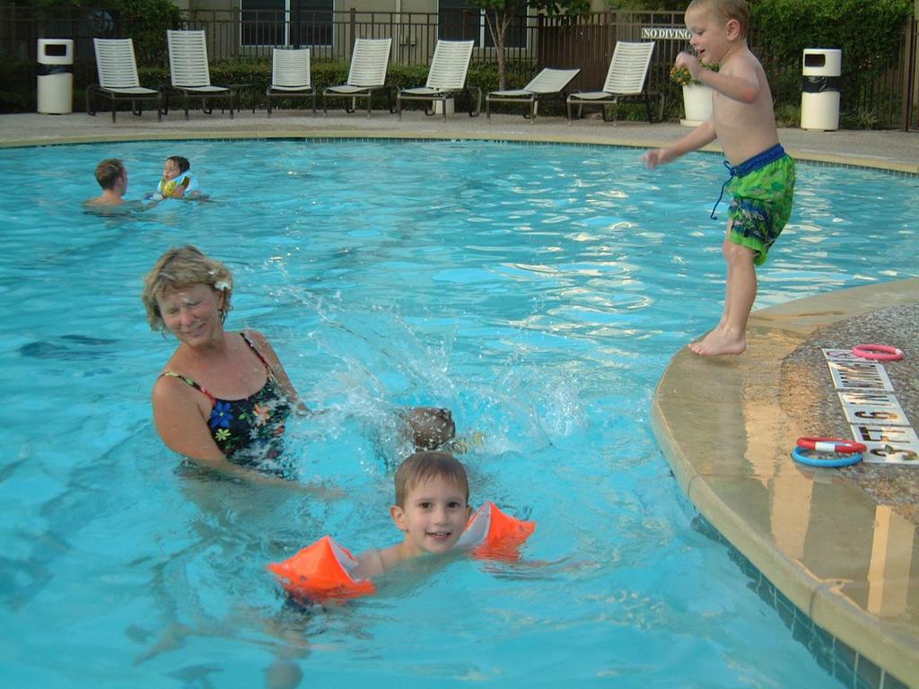 2003/08(Aug)/2(J-KT-Pool)/1024x768_2003-08-07 19-40-58153.JPG